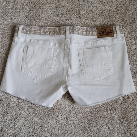 White shorts - Picture 2 of 5